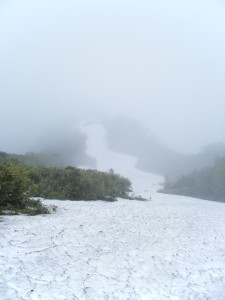 乙妻山まで続く稜線上の雪渓