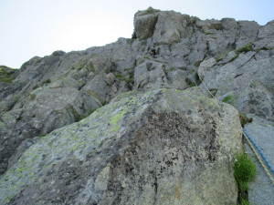 5P目。上部に見える巨石を左に越え、ワイドクラック登り