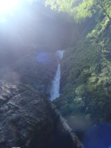 大きな一ノ滝。滝口左側に見えるクラックにカムをかませて登った
