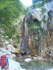 この滝の手前には、テントが張れそうなテーブル状の大きな岩があった