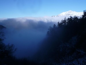 白出沢を上がっていくと、雲の間から白装束の笠ヶ岳が秀麗な姿を現した