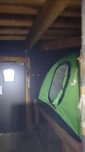 冬期小屋内にテント設置