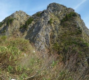 頂上の岩。５０～６０ｍはありそう。中央のリッジを登る