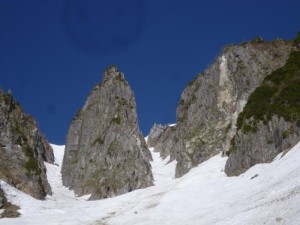 左俣から見た第一岩稜（左）と第二岩稜。硬そうに見えるが、ピナクル野頂上からはぼろぼろに見えた