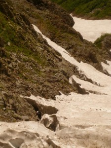 Ｃ沢の登り。シュルンドがあちこちに走り、雪渓から下りたり登ったりを繰り返す。中間部に岩佐さん