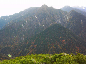 先月餓鬼岳から登る予定だった唐沢岳。