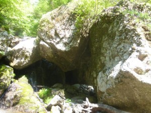 落ちそうで落ちない巨岩。数十トンはありそう。この下を通り奥の滝を登った